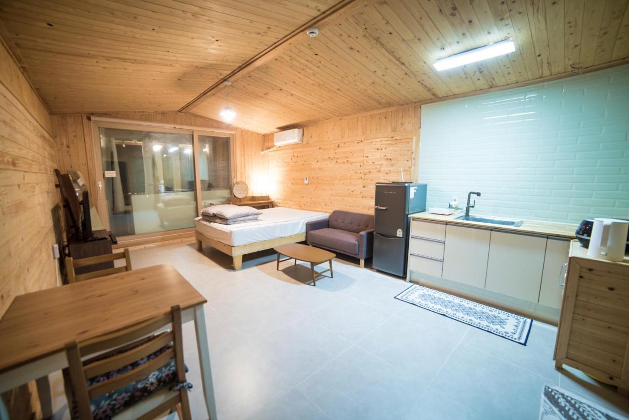 Jeju Sunflower Pension Seogwipo Exterior photo